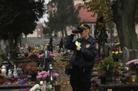 Stranicy Miejscy z noktowizorami patroluj cmentarze 