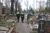 Stranicy miejscy patroluj cmentarze
